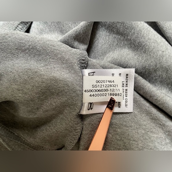 Two women’s Under Armour tees - Picture 13 of 13